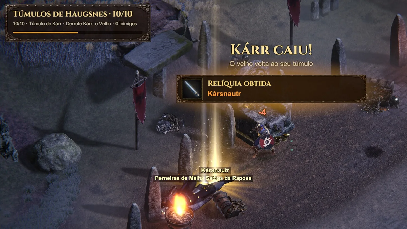 Kárr, o Velho, é derrotado: um pilar de luz marca o saque e o aviso “Relíquia obtida: Kársnautr” aparece na tela.